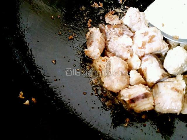 锅中倒适量油烧热下入排骨