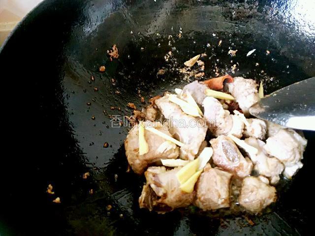 排骨炒至表面微黄放入生姜大蒜等材料