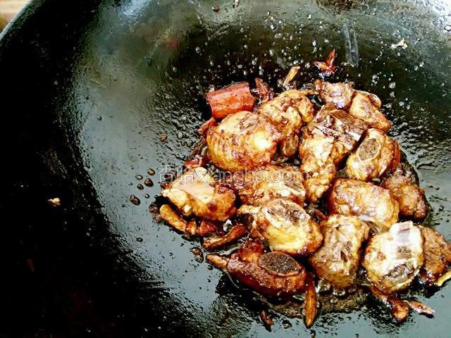 生姜大蒜等下锅后炒1分钟左右出香味加老抽、味极鲜