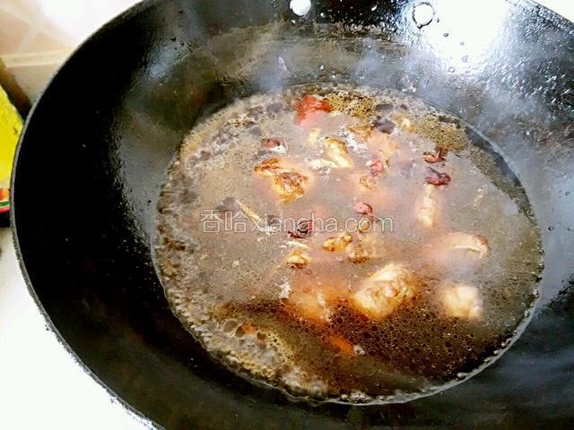翻炒均匀加入盖过排骨的清水，大火烧开转中小火炖20分钟左右