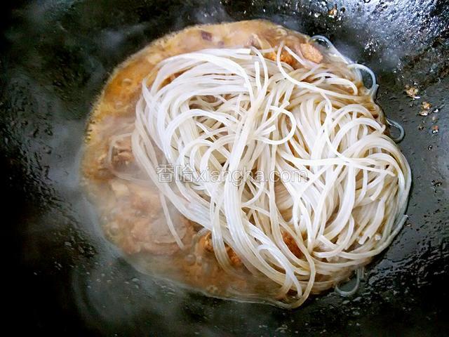 锅中汤剩下原来三分之一的时候放入粉条，小火炖5分钟