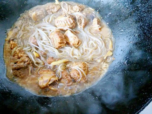 出锅前1分钟加入盐和鸡精