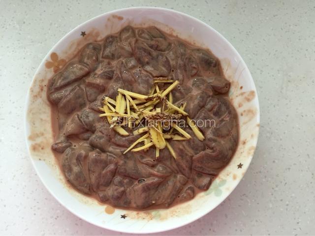 腌好的猪肝加淀粉和姜丝拌匀备用。