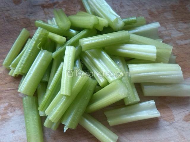 芹菜洗净切段