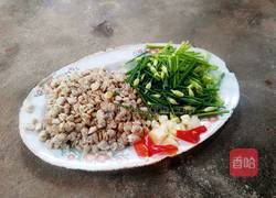 花蛤肉炒韭菜的做法图解1
