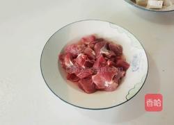 豆腐炖牛肉的做法图解1