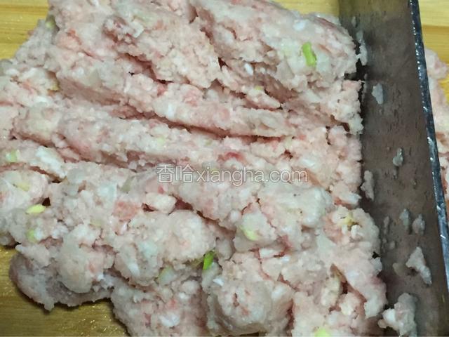 鱼肉和猪肉，姜葱一起剁泥