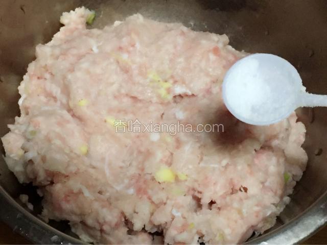 剁好了装入一个大碗，放入少许盐，少许胡椒，少许鸡精