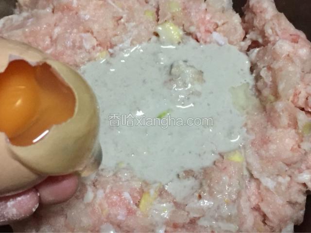 放入淀粉，和鸡蛋白，搅拌均匀，蛋黄留着备用（只取蛋白，我的鸡蛋比较小，用了两个鸡蛋的蛋清，如果鸡蛋比较大一个也够了）