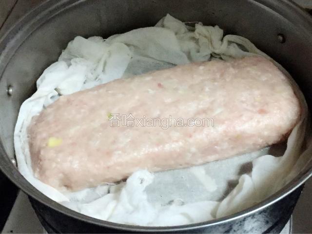 放入锅中，盖上盖子蒸八分钟左右，这时候把刚刚剩余的蛋黄倒入碗中，搅打均匀