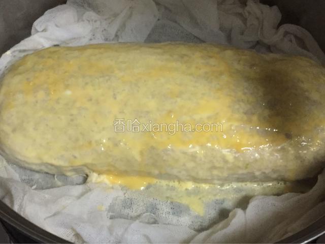 再次刷上蛋黄液，蒸一分钟左右，差不多重复三次，皮的颜色就会很黄，很漂亮了