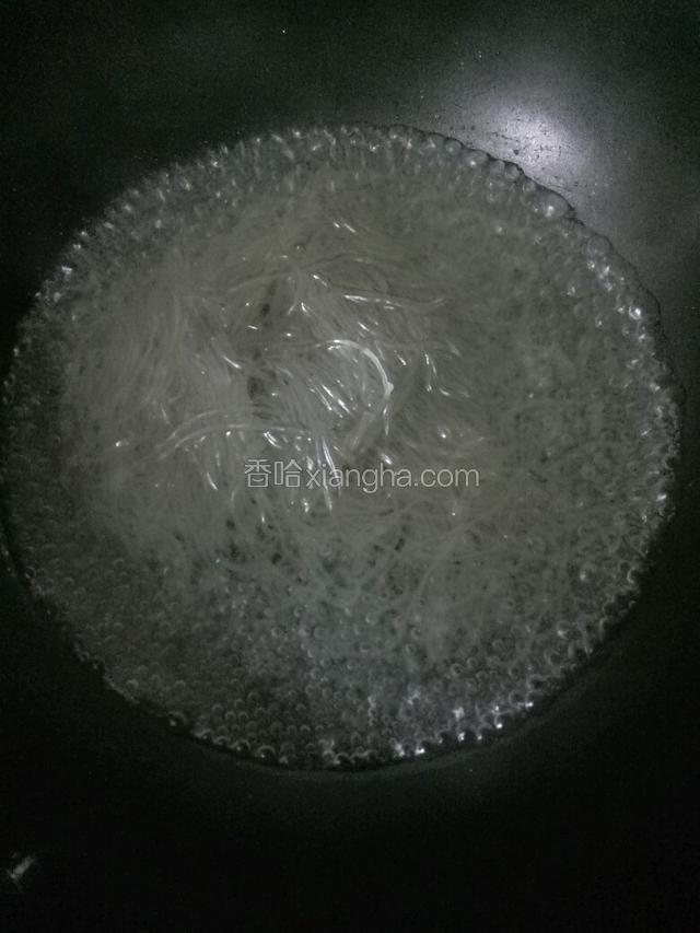 锅中注入清水烧开，下粉条煮两分钟捞出控水。