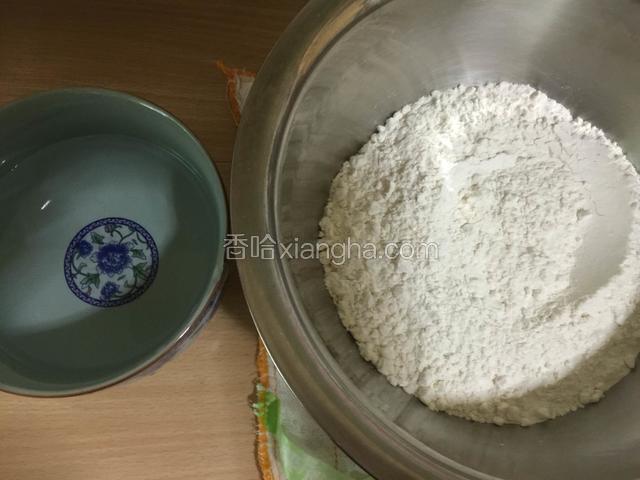 干面粉400克左右，清水适量，面粉中加入小半勺盐。