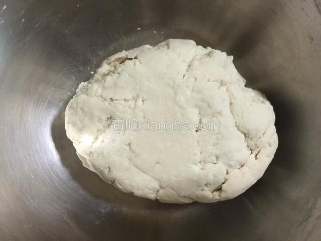 用手将絮状面粉揉成面团，面团要尽量硬一些，擀出来的面条才能筋道。
