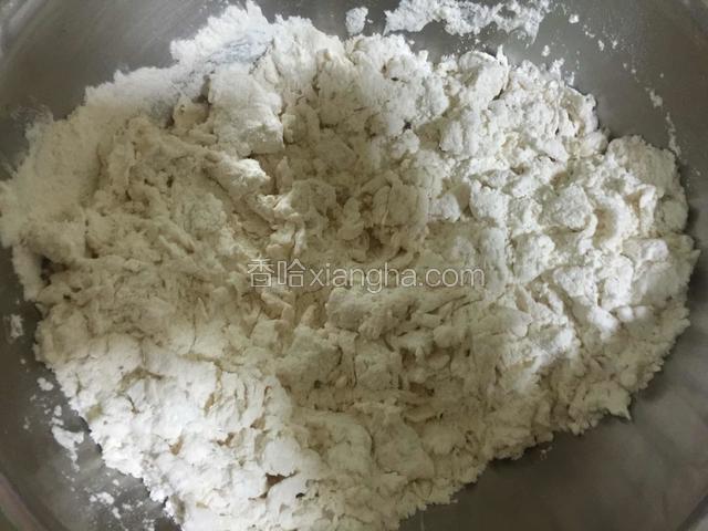 面粉中加入适量的清水，用筷子搅拌成絮状。