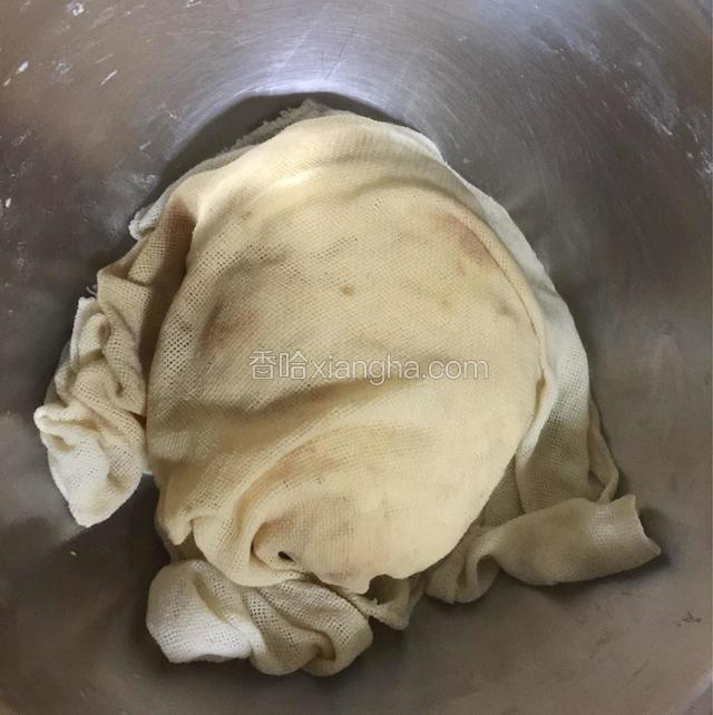 面团上盖上湿布，醒10分钟左右。