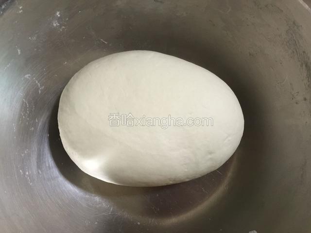 10分钟再次用手揉面，面团表面就会变光滑，继续醒面1个小时左右。