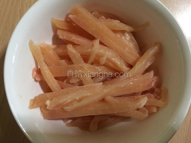 醒面的时间可以开始准备别的工作，鸡胸肉一块切成鸡丝。