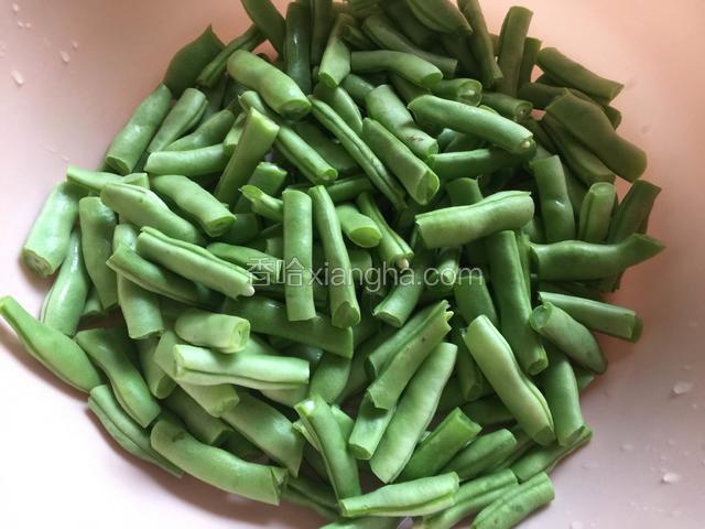 扁豆1斤，洗净后用手掰成均匀的小段备用。