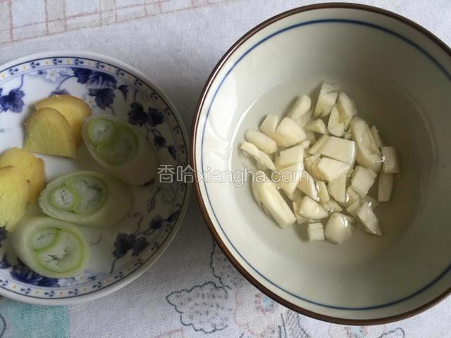 葱切段、姜切片，蒜瓣拍碎后，凉水浸泡。