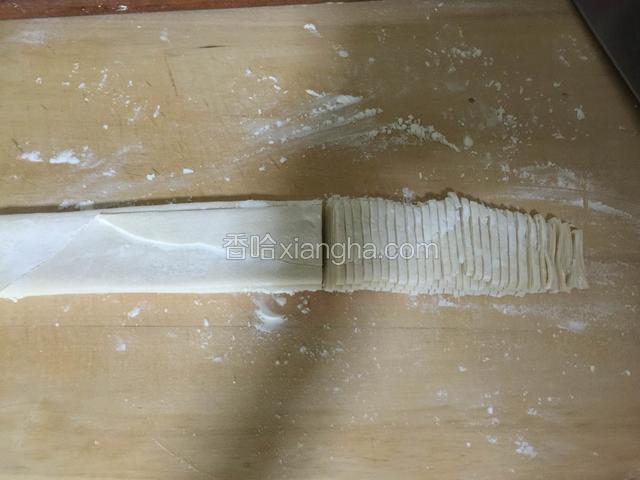 用刀切成宽窄一致的细条。