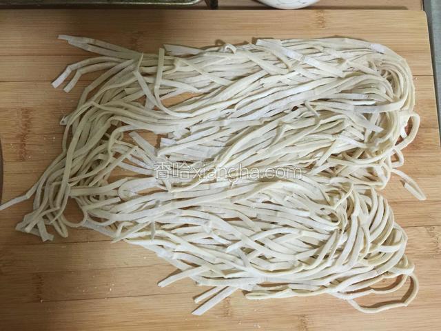 面条擀好了。