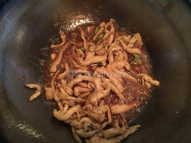 放入鸡丝滑炒至变色后，加入适量的酱油、醋、料酒调色调味。