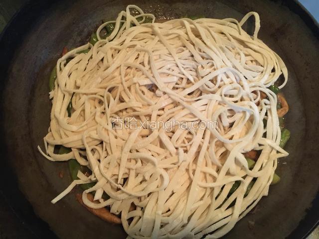 扁豆7-8成熟的时候，锅中应该还有少量汤汁，把擀好了的面条平铺在扁豆上。