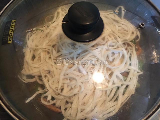 盖上锅盖，中火焖8-10分钟左右。