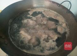 花生玉米排骨汤的做法图解2