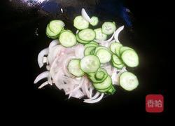 黄瓜炒洋葱的做法图解3