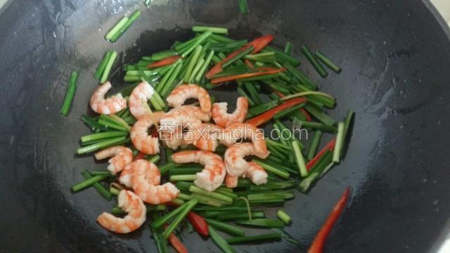 放入虾仁，盐与鸡精