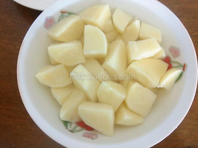 切块泡清水，减少淀粉