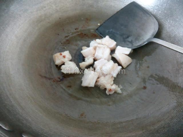 锅一点油，炸肥肉