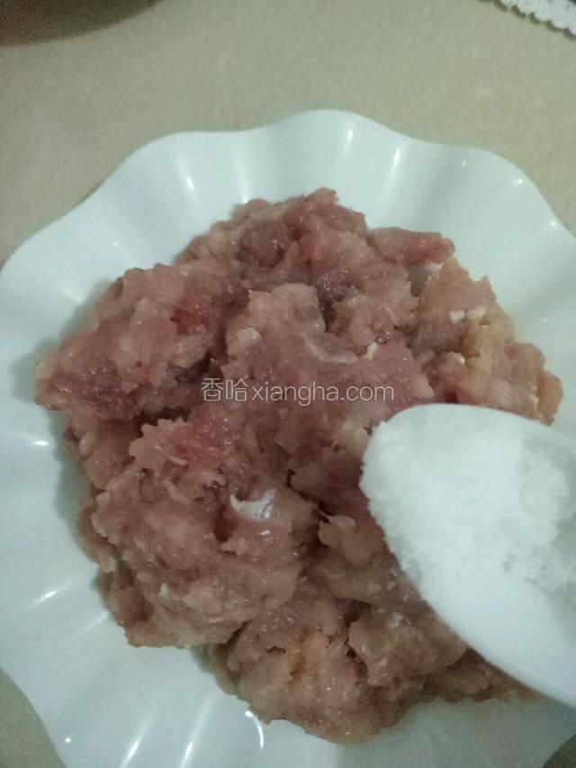 瘦肉剁成末，加少许料酒盐捏上劲。