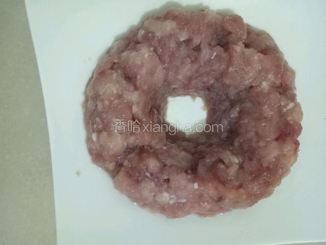 肉馅中间挖个洞。