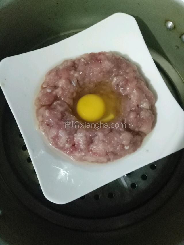 磕入鸡蛋上锅隔水蒸十二分钟。