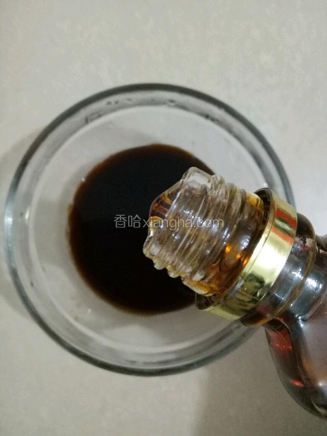 生抽和香油混合。