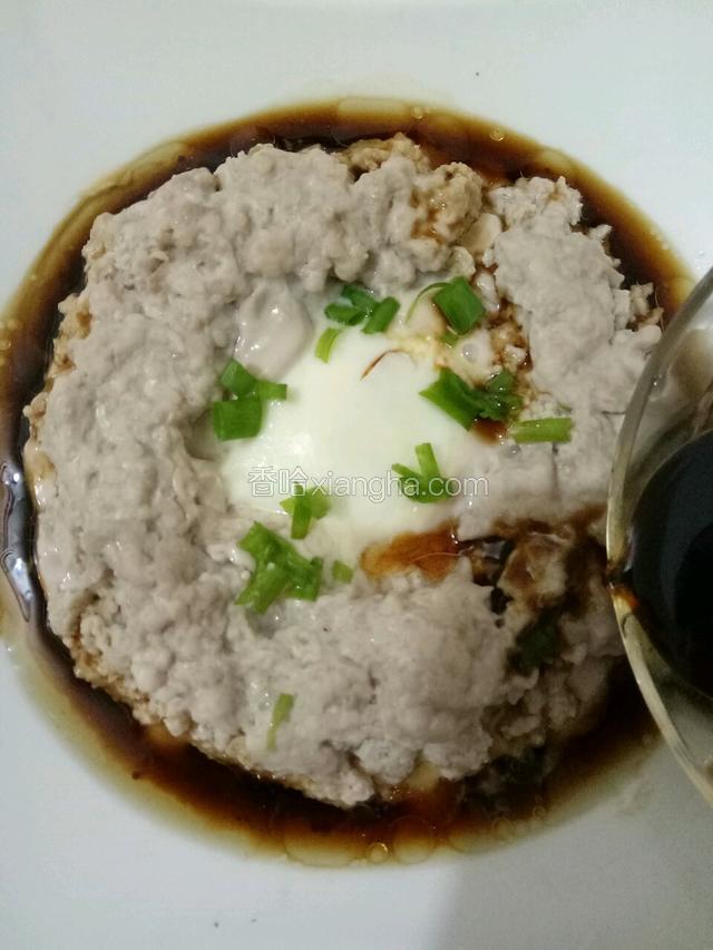 将生抽香油淋到肉饼子上面，撒上葱花即可。