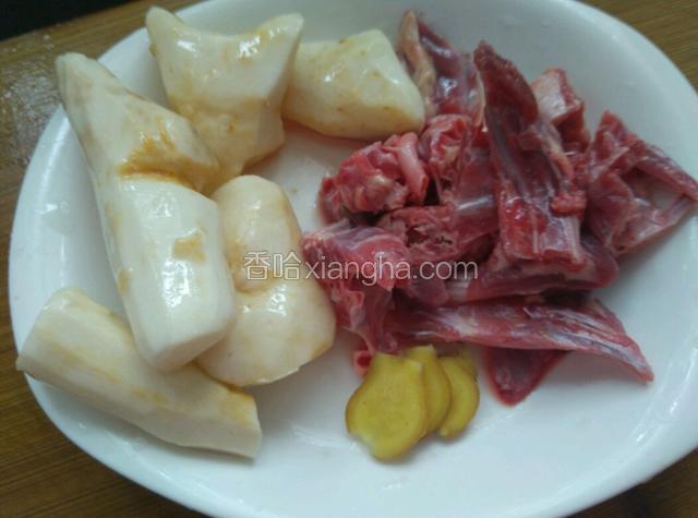 准备鸭骨架、淮山、姜。