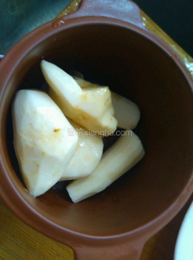 把淮山放入炖罐。