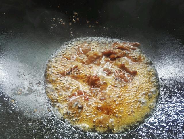 洒适量清水调入适量生抽和鸡精煮开