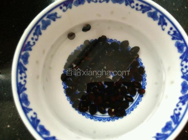 黑豆洗净提前泡上。