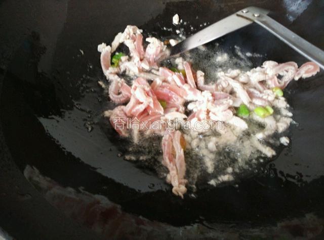 油锅烧热下葱花爆香，放入肉丝翻炒至变色