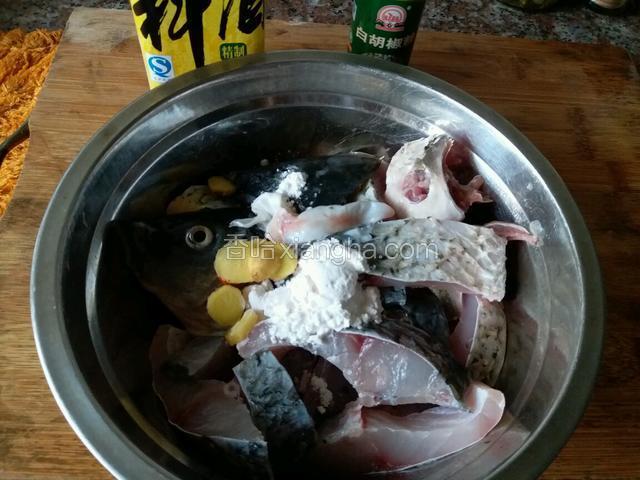 鱼肉切约两厘米的片，加点姜，一勺淀粉，料酒，白胡椒，腌十五分钟