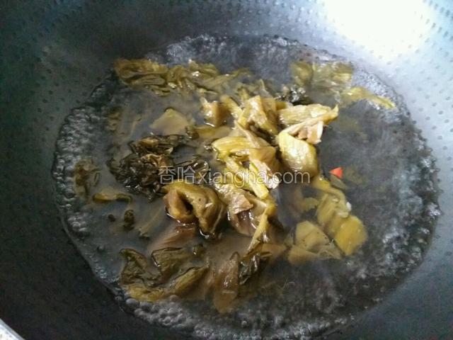 取锅烧水，待水开，把酸菜放下焯水一分钟