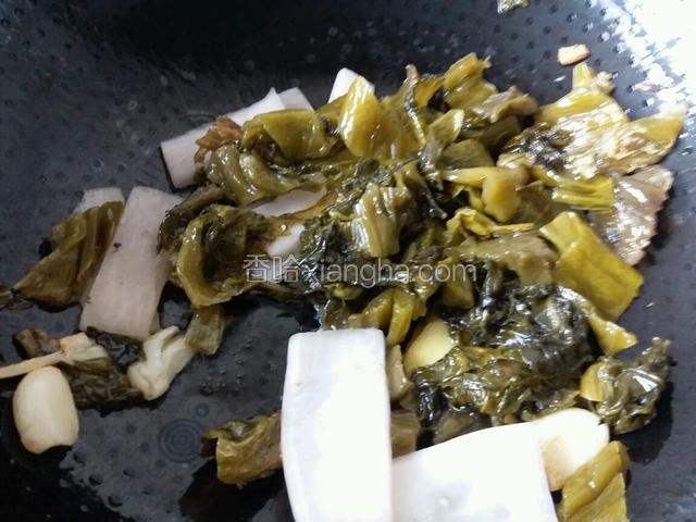 下入酸菜，改大火，炒出香味