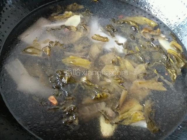 加适量的热水，烧开（水的量因鱼的多少而定，能没过全部的鱼为佳）