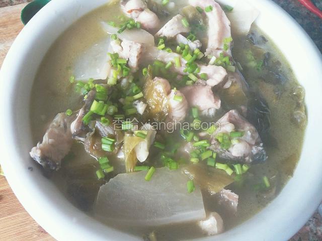 汤汁已变奶白色，这时尝尝咸淡，不够味，酌情加点盐，拿只大口碗，倒出所有的鱼和汤