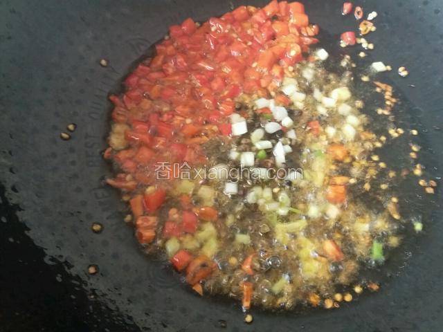 待辣椒变红放入葱白和花椒，炒香